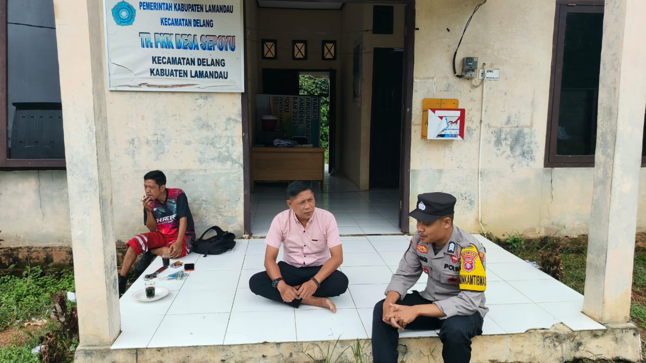 Bhabinkamtibmas Polsek Delang Himbau Warga Antisipasi Banjir di Desa Binaannya