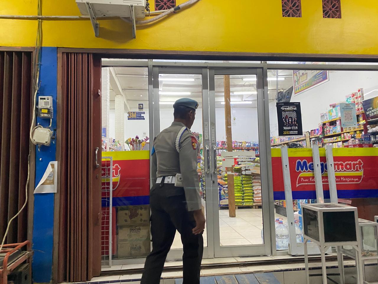 Piket Polsek Patroli kepertokoan diwilkum Polsek Sematu Jaya