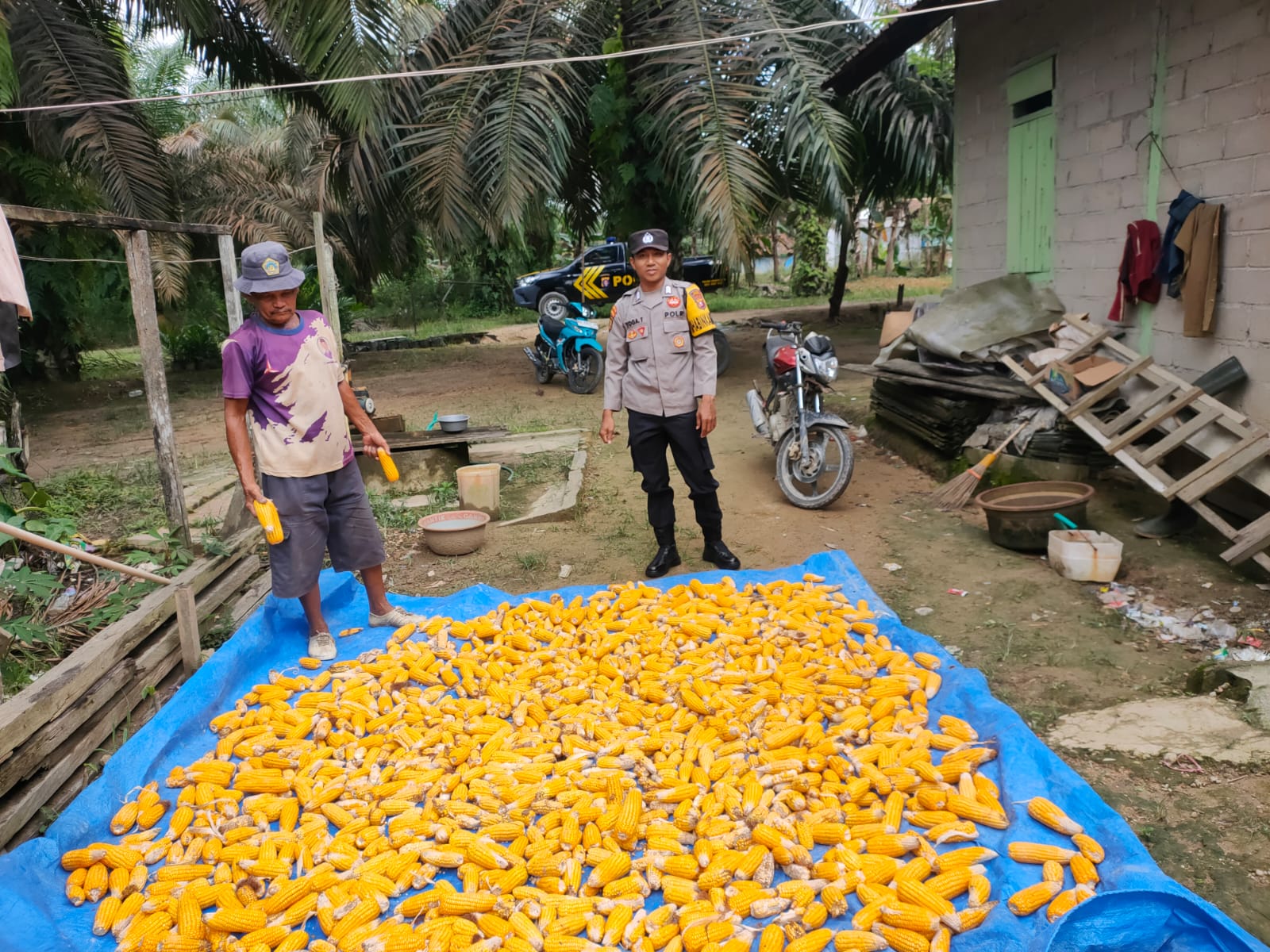 Bhabinkamtibmas Polsek Sematu Jaya Sambang ke masyarakat Terkait Ketahanan Pangan
