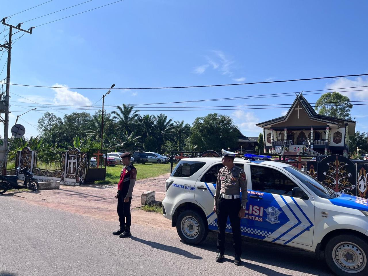 Satlantas Polres Lamandau Lakukan Pengaturan di Depan Gereja