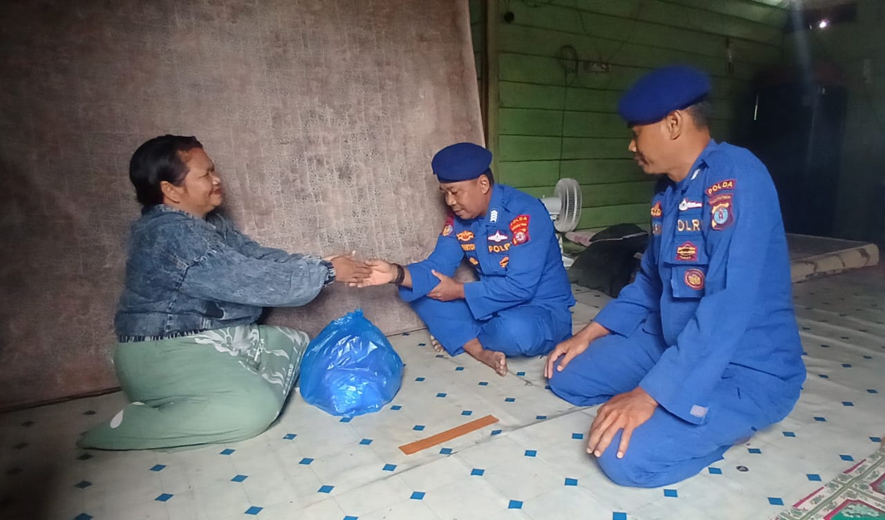Berbagi Bansos, Upaya Ditpolairud Polda Kalteng Menjaga Kamtibmas Di Desa Pegatan Hilir Das Katingan