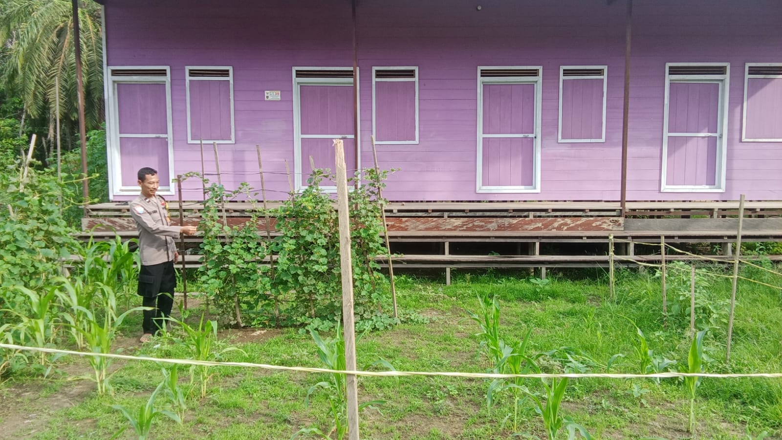 Mendukung Ketahanan Pangan, Personil Polsek Katingan Hulu Cek Lokasi Pemanfaatan Pekarangan Warga.