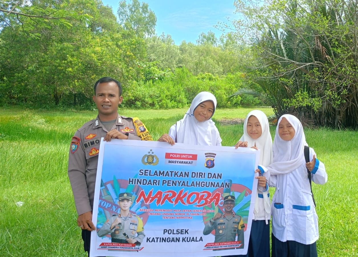 Sampaikan pesan Kamtibmas, Bhabinkamtibmas Polsek Katingan Kuala sambangi Warga.