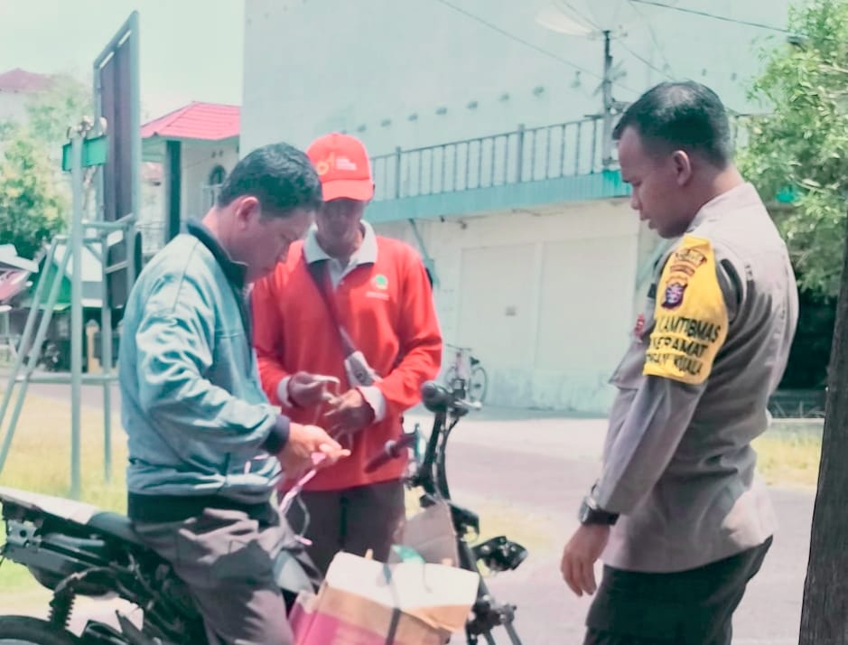 Bhabinkamtibmas Polsek Katingan Kuala Melaksanakan Sambang Kamtibmas Ke Warga Desa Binaannya