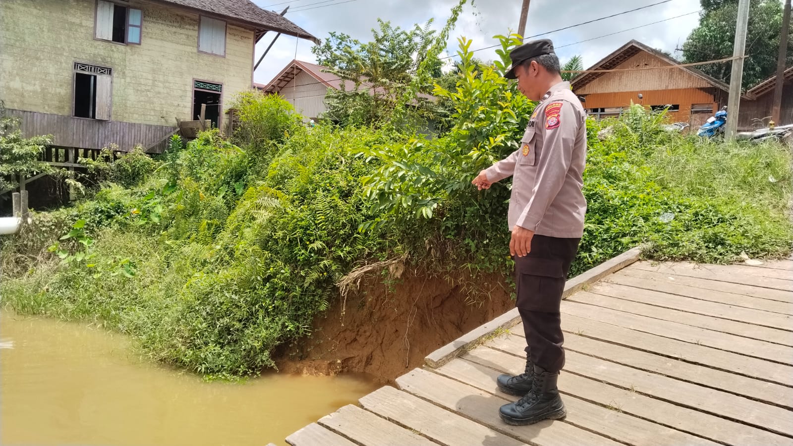 Antisipasi Bencana Banjir, Polsek Marikit Pantau Debit Air DAS Katingan
