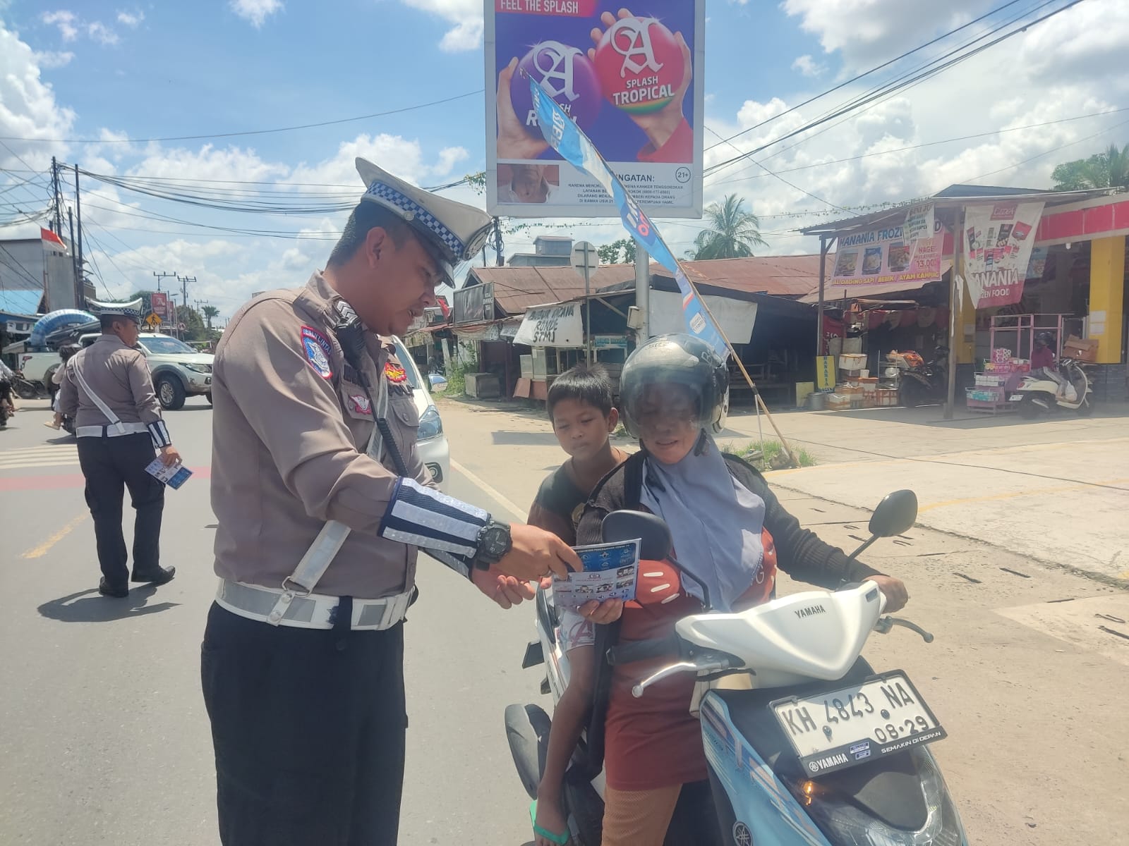 Sosialisasikan Keselamatan Berlalulintas Kepada Masyarakat Dengan Menggunakan Media Brosur