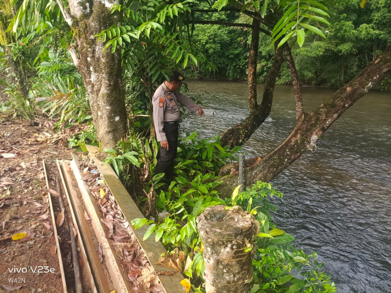 Piket Polsek Delang cek debit air DAS Delang