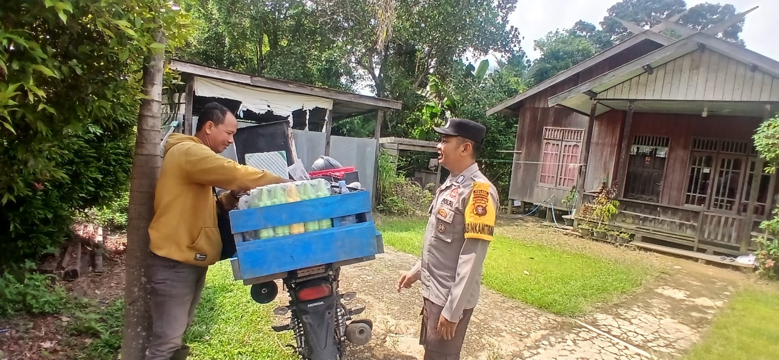 Piket Polsek Lamandau Sambangi Pedagang Berikan Pesan Kamtibmas