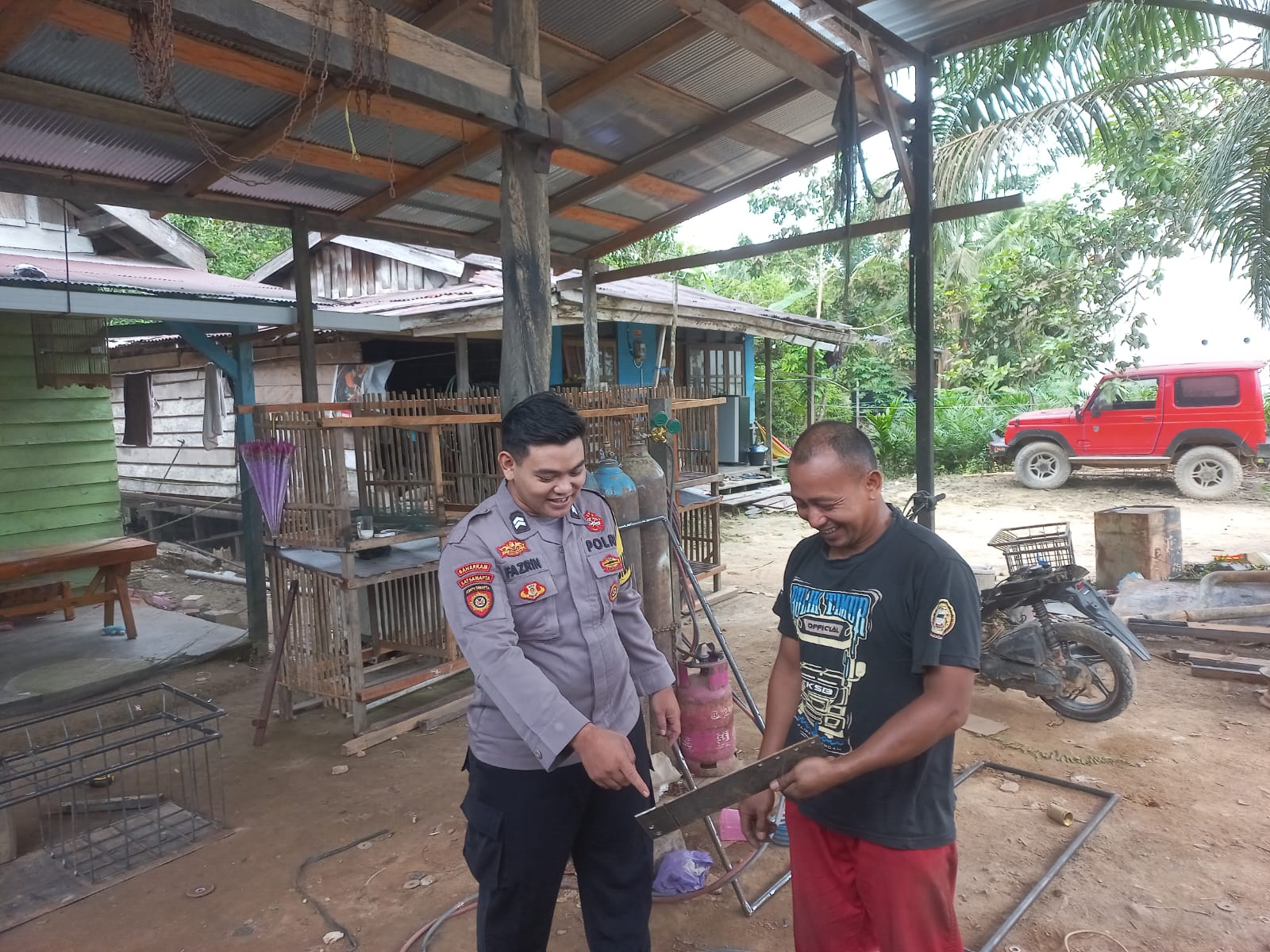 Piket Polsek Silaturahmi kepada Masyarakat yang sedang bekerja