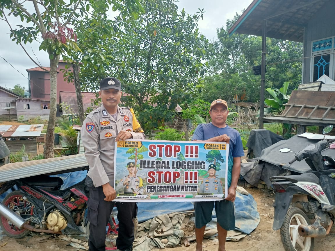 Bhabinkamtibmas laksanakan Sosialisasikan tentang larangan dan sangsi Pidana bagi pelaku Ilegal Logging kepada masyarakat di  Desa Binaan.