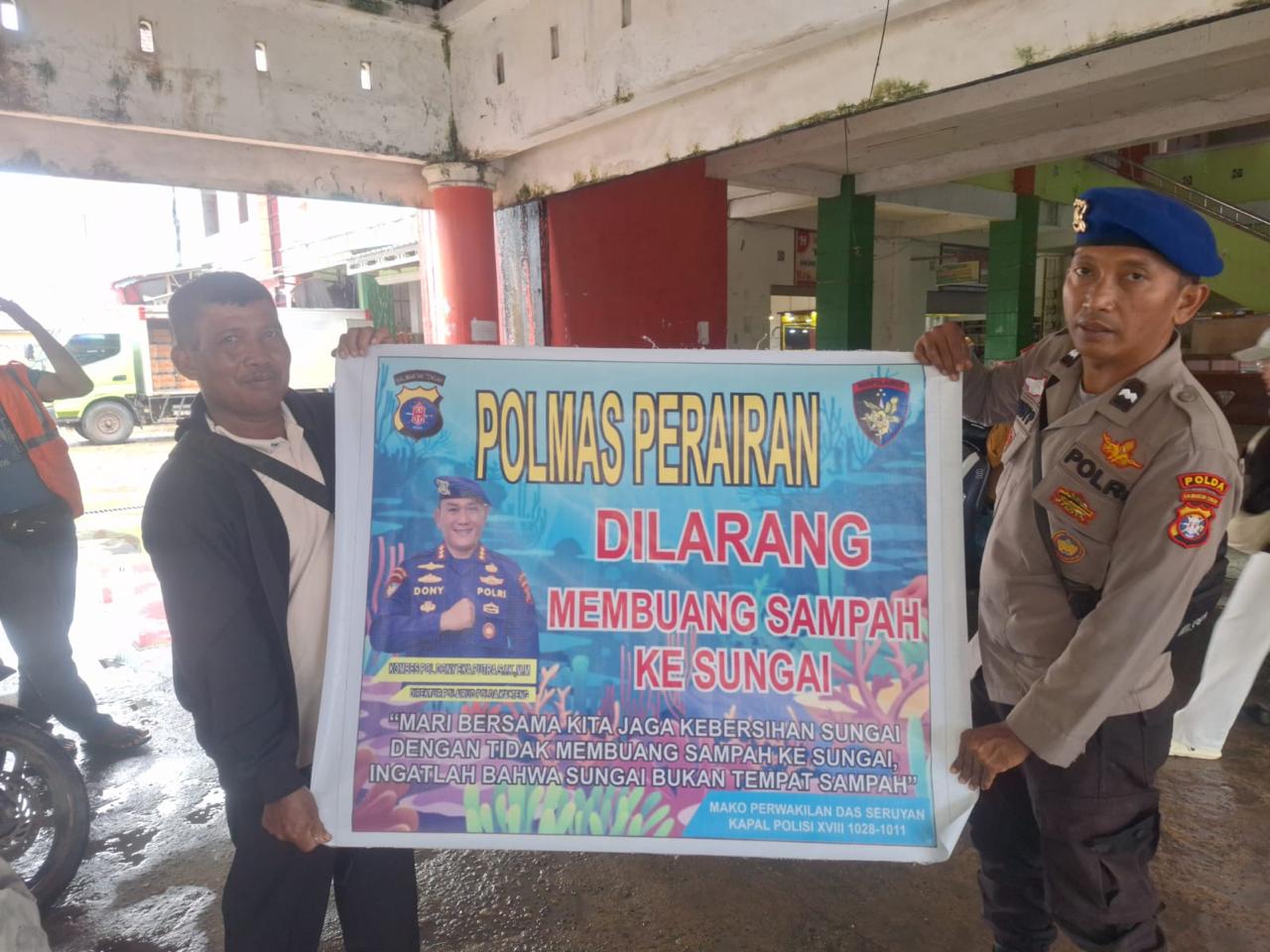 Personel Ditpolairud Polda Kalteng Dorong Kesadaran Masyarakat Seruyan Jaga Kebersihan Sungai dari Sampah