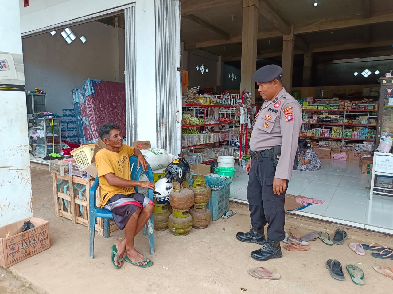 Piket Polsek Sambangi dan Silaturahmi Ke Pedagang