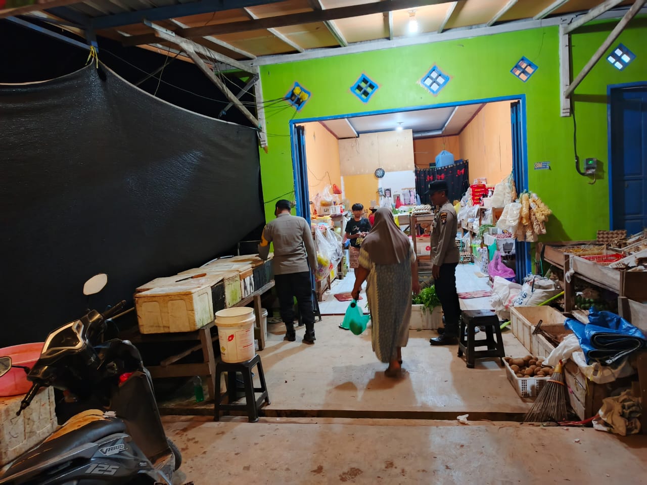 Hadir Di Tengah Masyarakat, Polsek Lamandau Patroli Dialogis Malam Cegah Gangguan Kamtibmas