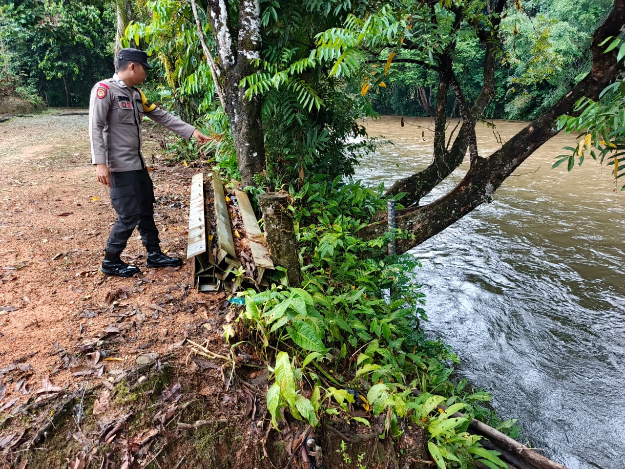 Piket Polsek Delang cek debit air DAS Delang