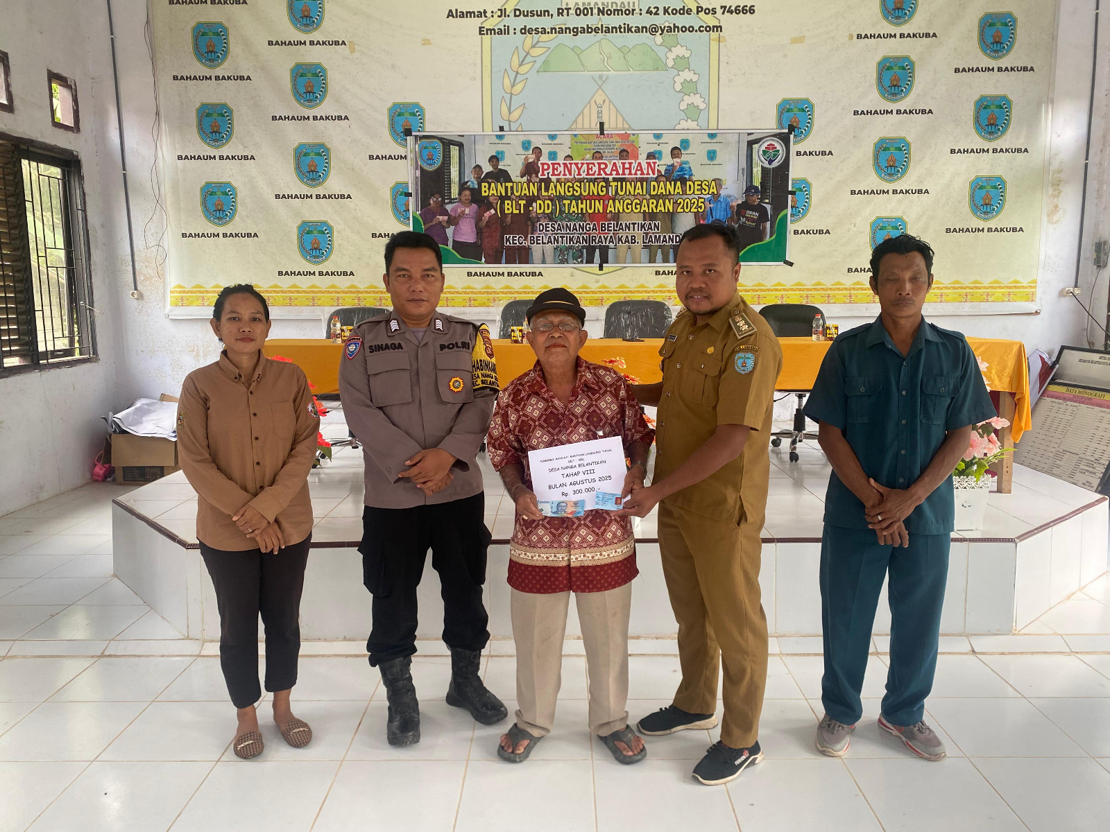 Wujud Kepedulian, Bhabinkamtibmas Dampingi Penyaluran BLT Dana Desa Di Wilayah Binaan