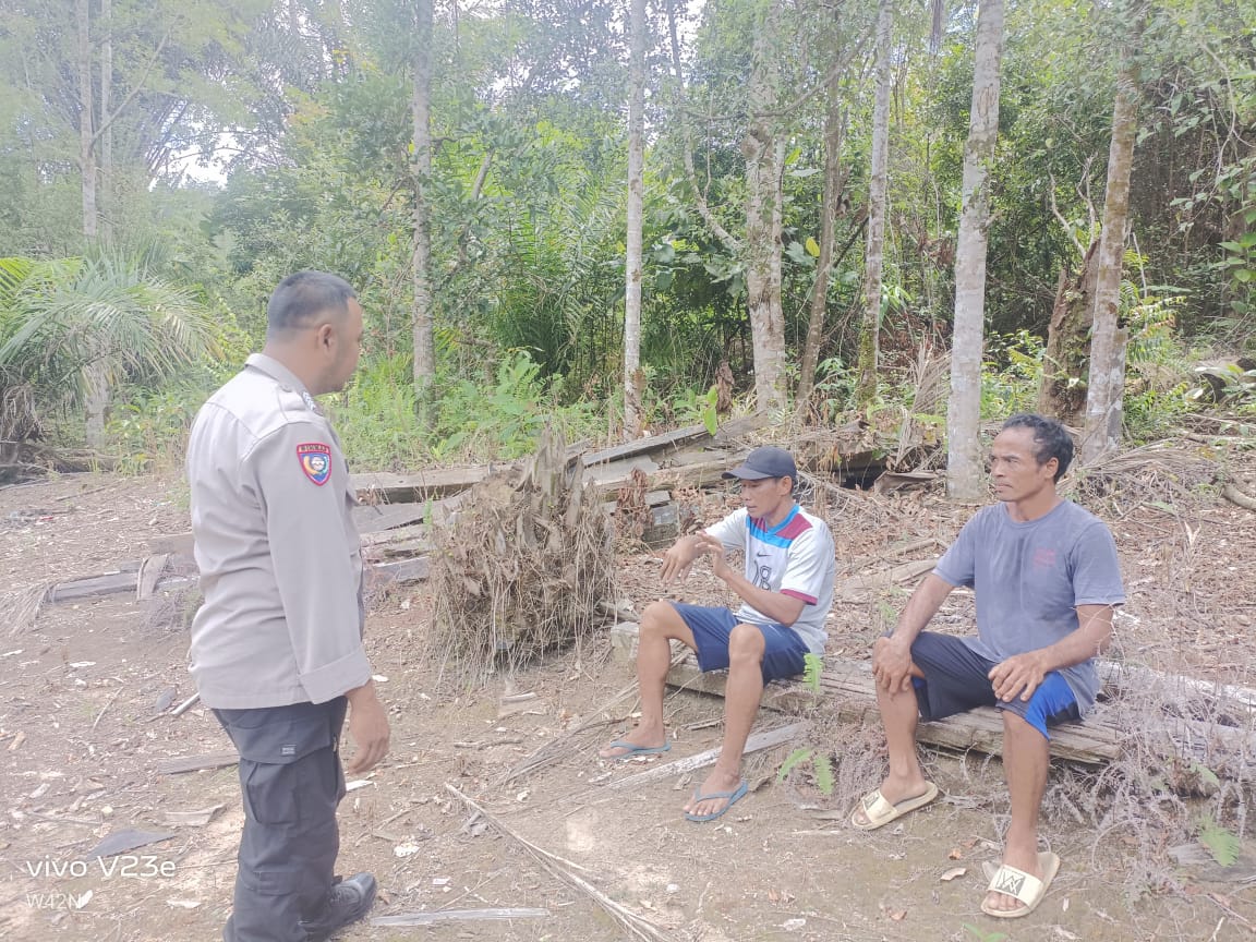 Piket Polsek Delang melaksanakan Silaturahmi ke warga masyarakat