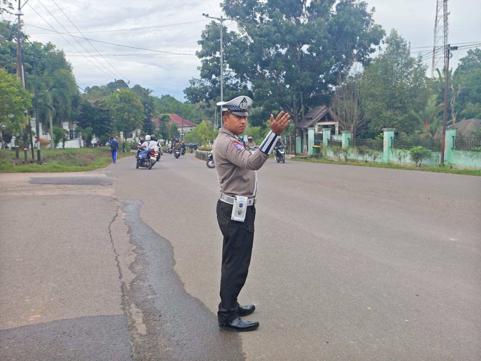 Satuan Lantas Polres lamandau Laksanakan Pengaturan Lalin Pada Pagi hari