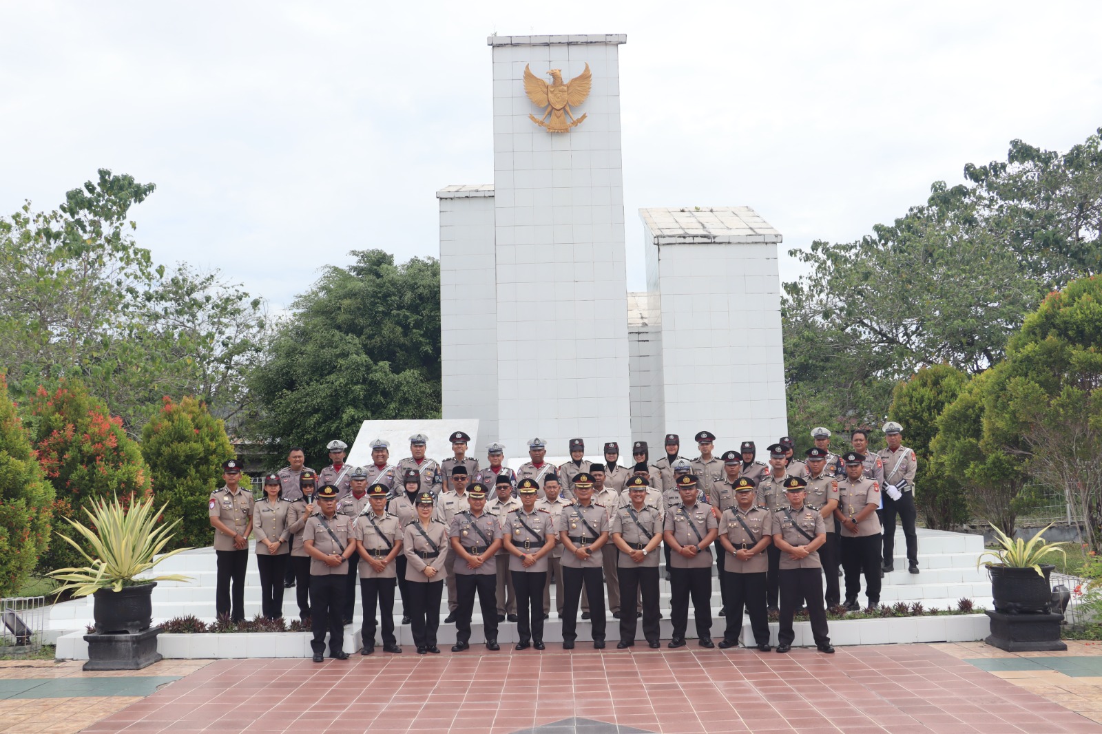 Peringati Hari Lalu Lintas Bhayangkara ke-70, Ditlantas Polda Kalteng Ziarah ke TMP Sanaman Lampang