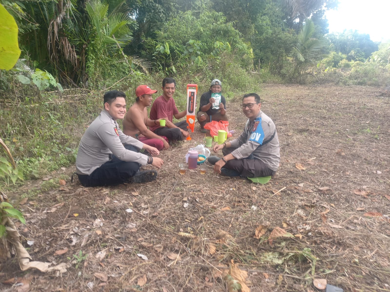 Bhabinkamtibmas Polsek Gunung Purei Aipda Kifli Sambangi Petani Jagung di Desa Lawarang