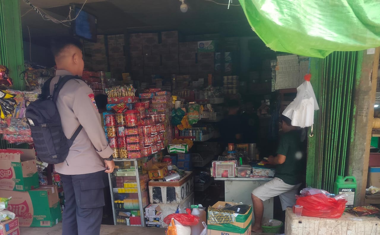 Piket Polsek Sambangi dan Silaturahmi Ke Pedagang