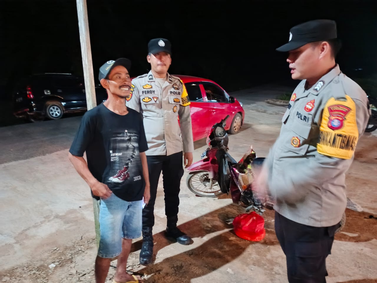 Personil Polsek Sambang Masyrakat yang Sedang Bersantai