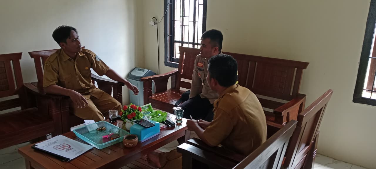 Bhabinkamtibmas Silaturahmi ke Kantor Desa Binaan