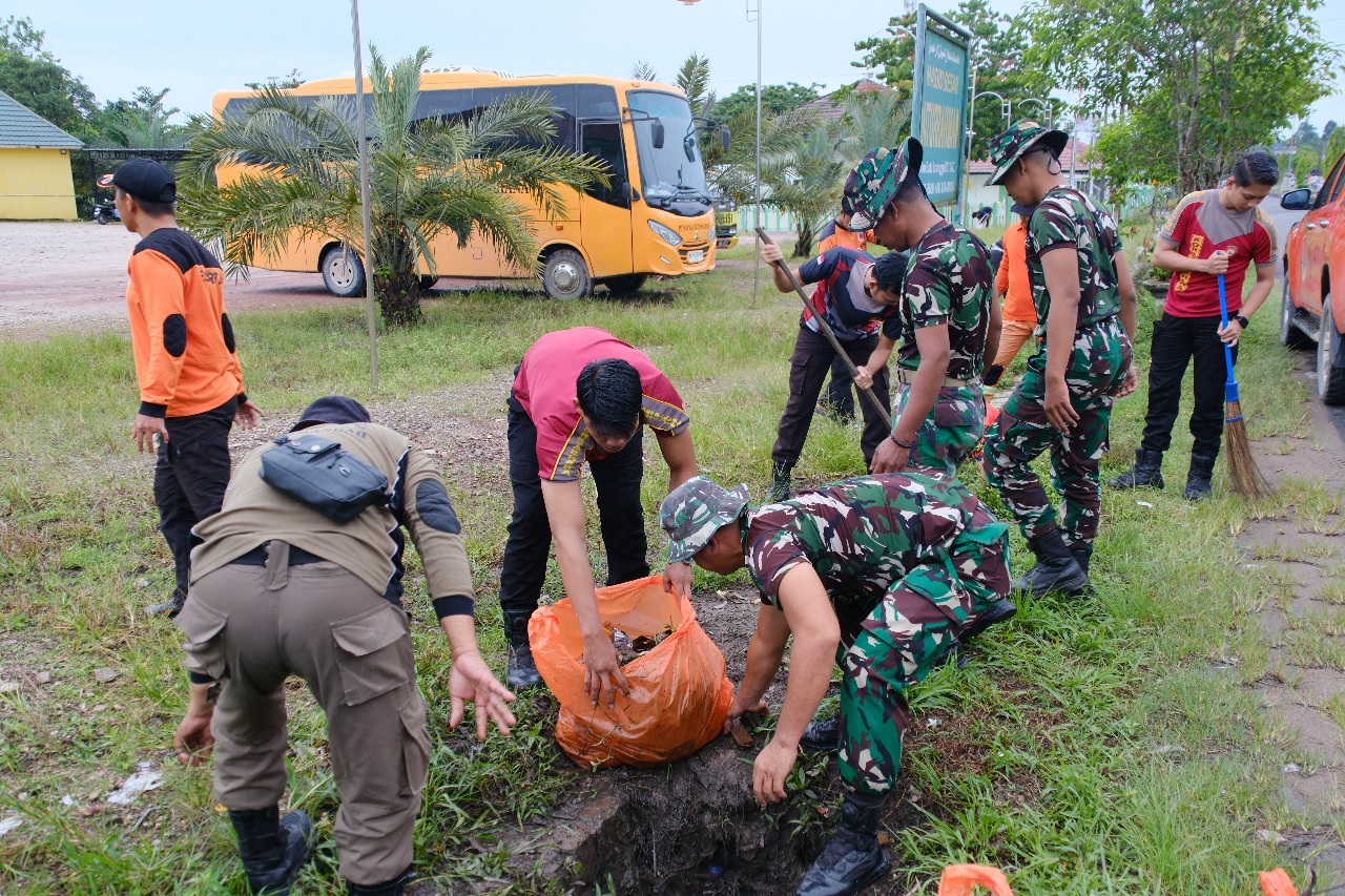 Sinergi dalam Menyambut HUT TNI ke-80, Polres Lamandau Ikuti Aksi Bersih-Bersih Lingkungan pada Bakti Teritorial Prima