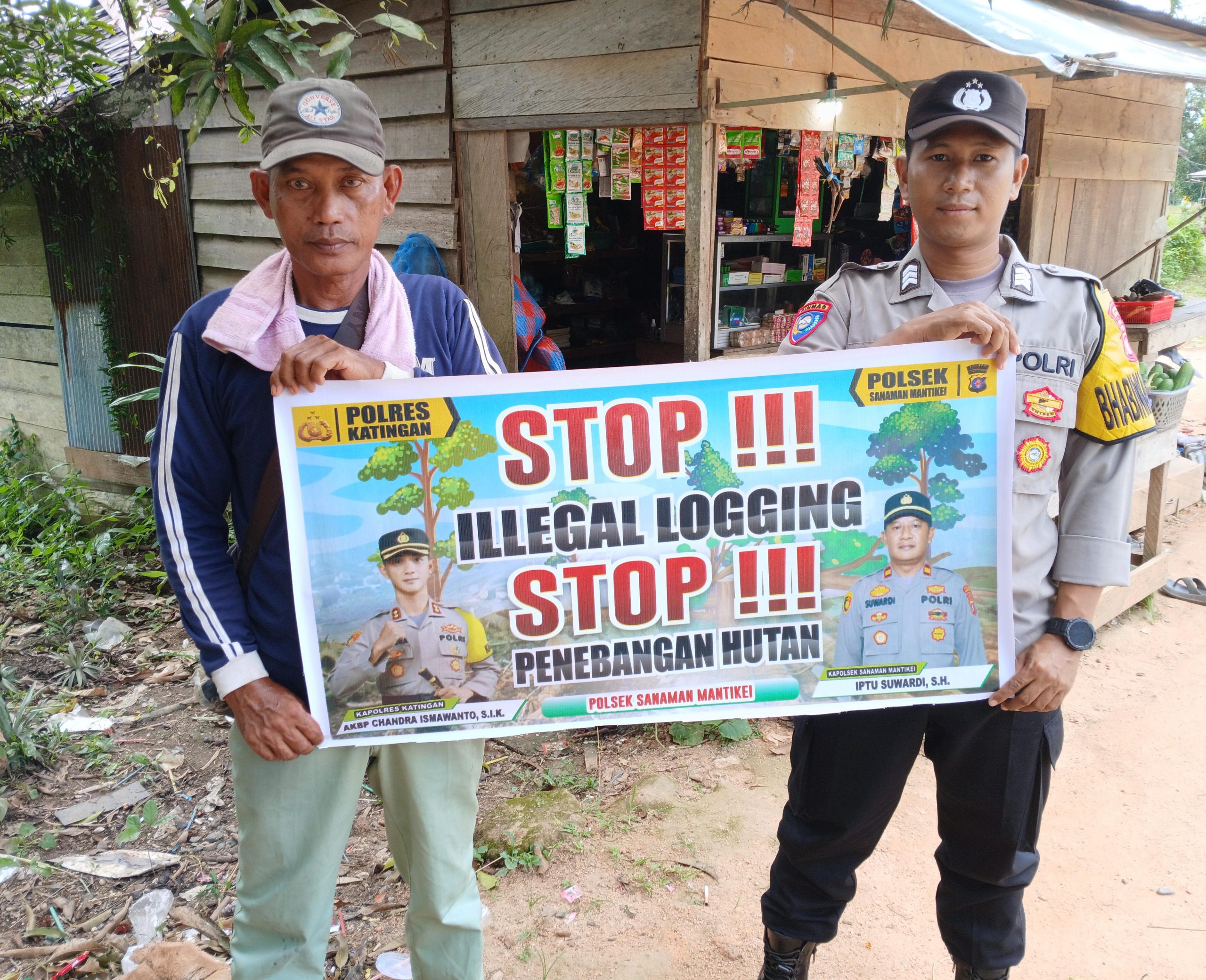 Bhabinkamtibmas laksanakan Sosialisasikan tentang larangan dan sangsi Pidana bagi pelaku Ilegal Logging kepada masyarakat di  Desa Binaan.