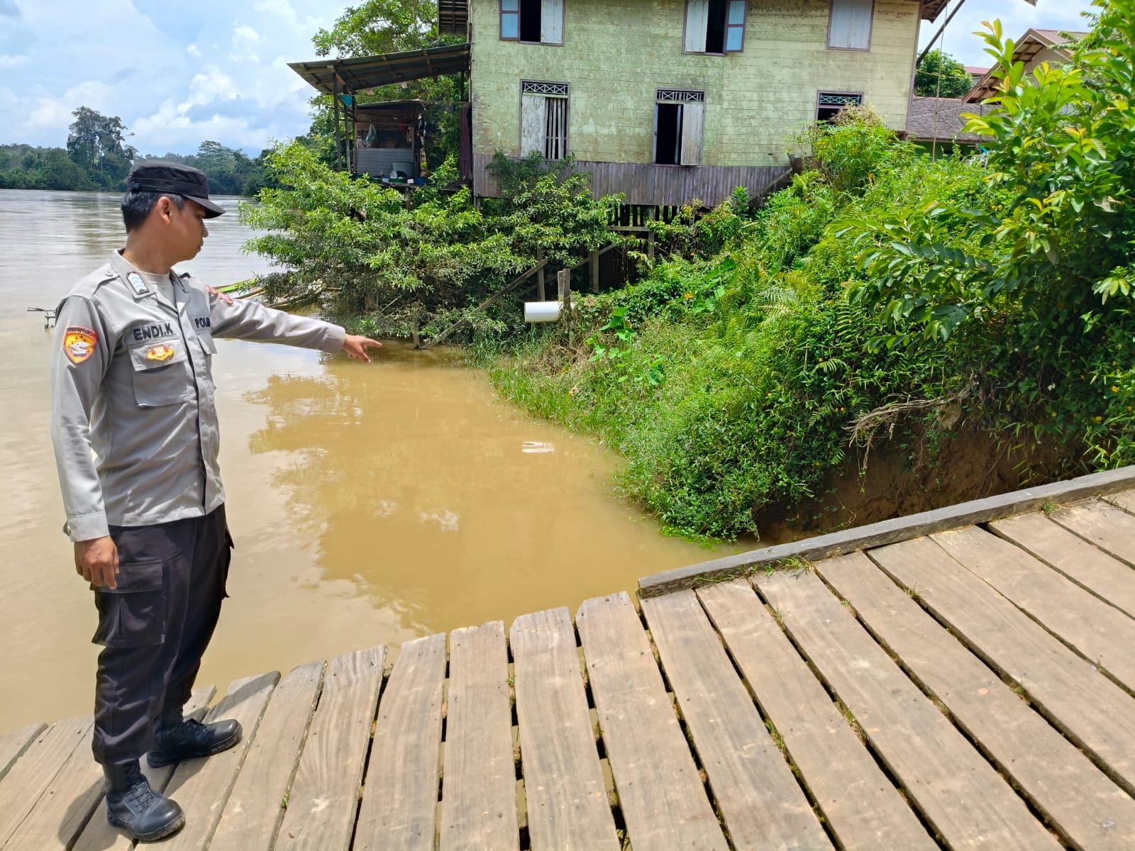 Antisipasi Bencana Banjir, Personil Polsek Marikit Pantau Debit Air DAS Katingan.