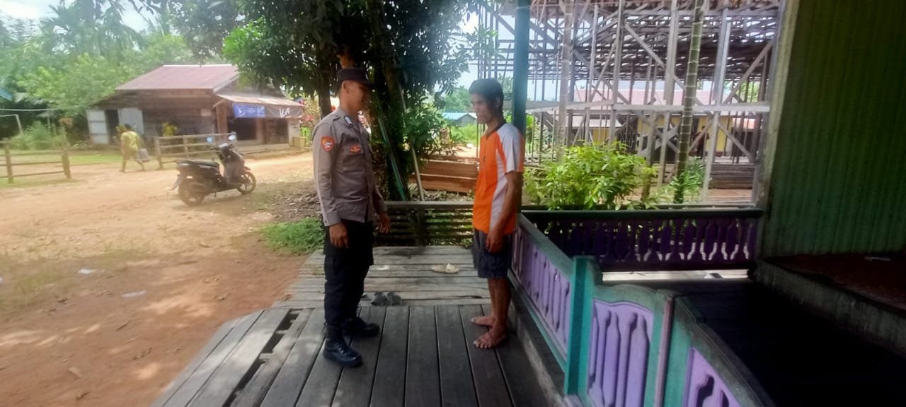 Pererat silaturahmi, Bhabinkamtibmas/ personil Polsek Marikit melaksanakan sambang Kamtibmas ke warga masyarakat.