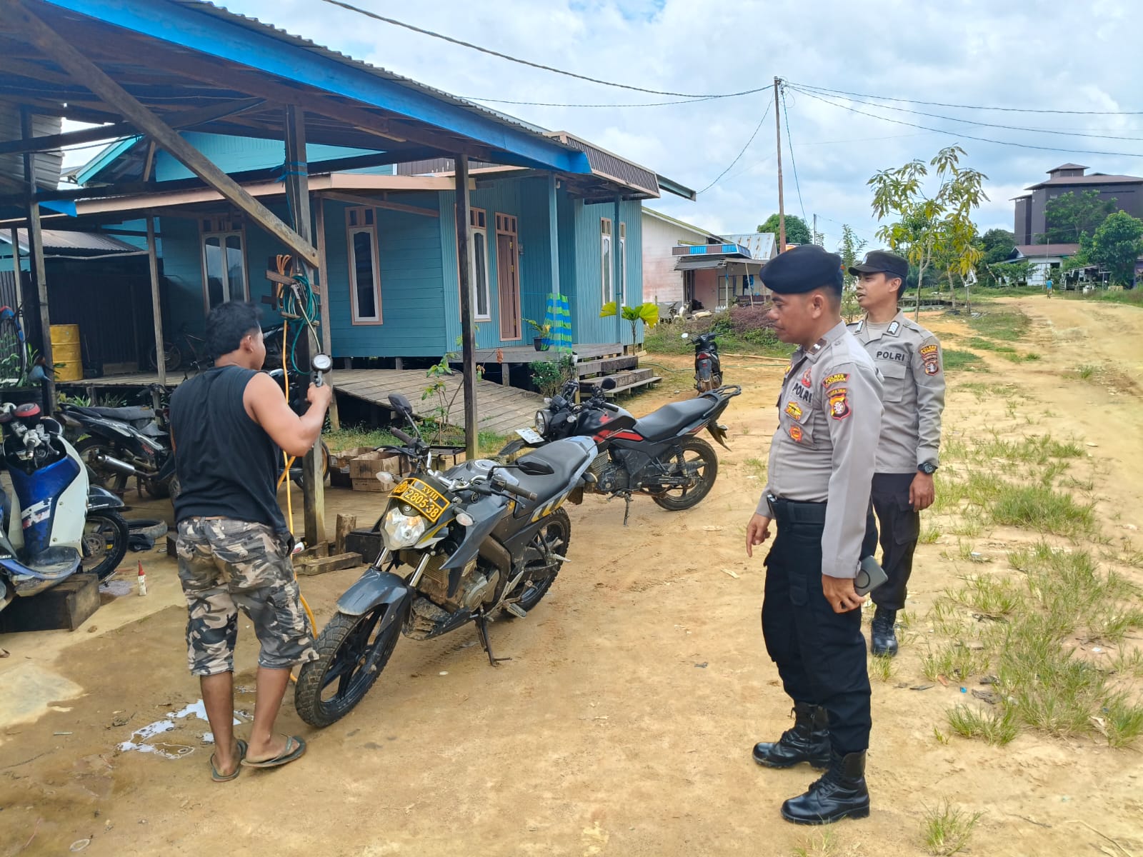Tingkatkan Sitkamtibmas yang Kondusif ,Polsek Marikit laksanakan Patroli siang ke Obvit dan pemukiman warga.