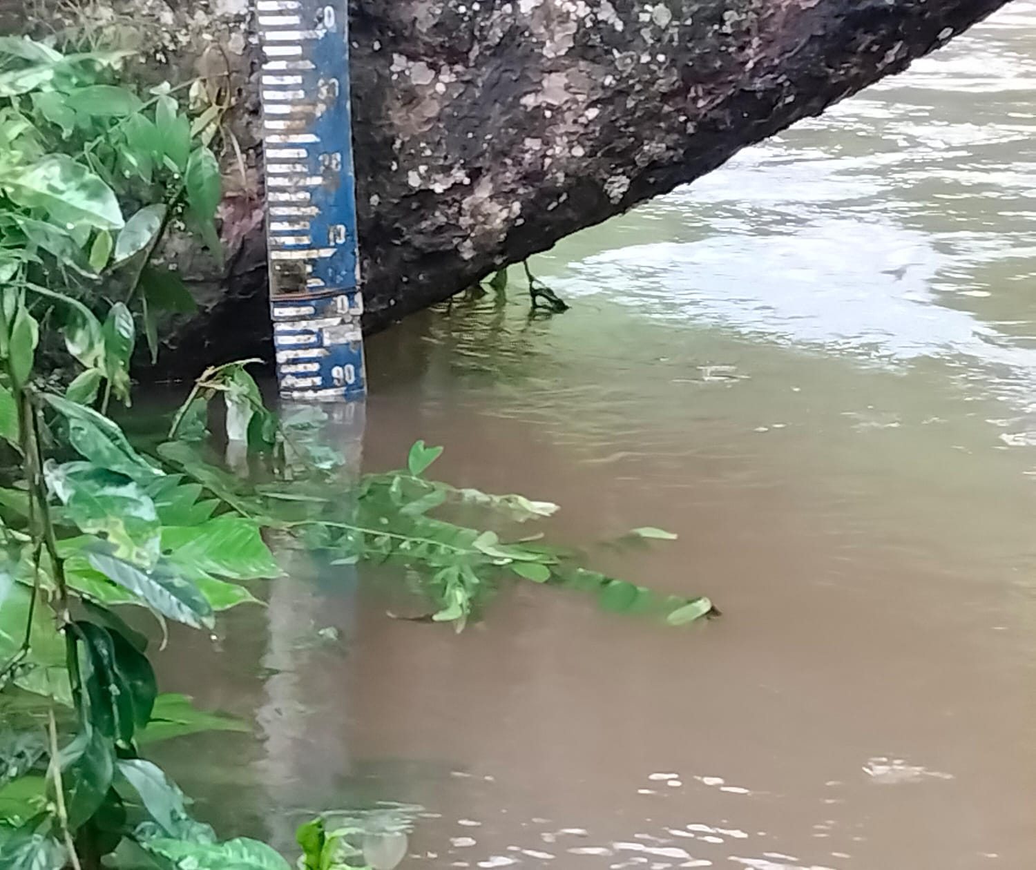 Piket Polsek Delang cek debit air DAS Delang