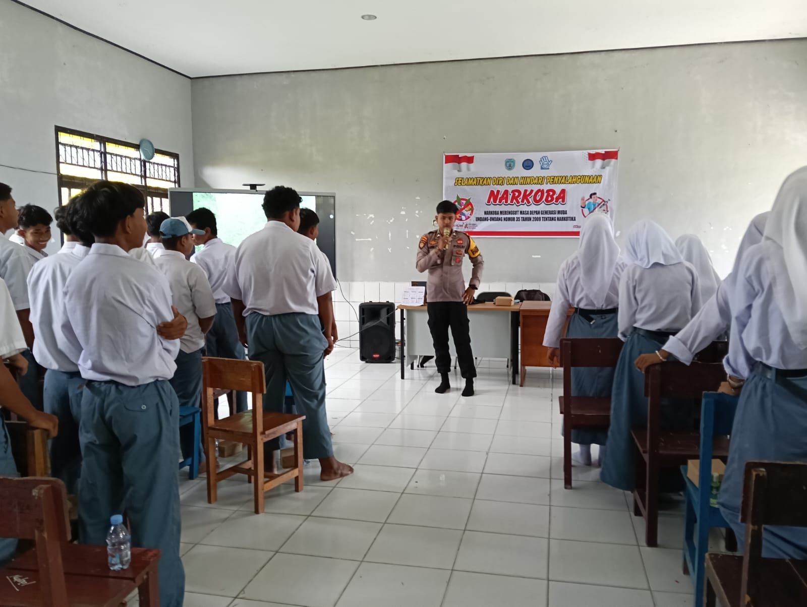Cegah Narkoba, Bhabinkamtibmas Polsek Sematu Jaya Lakukan Sosialisasi di Sekolah