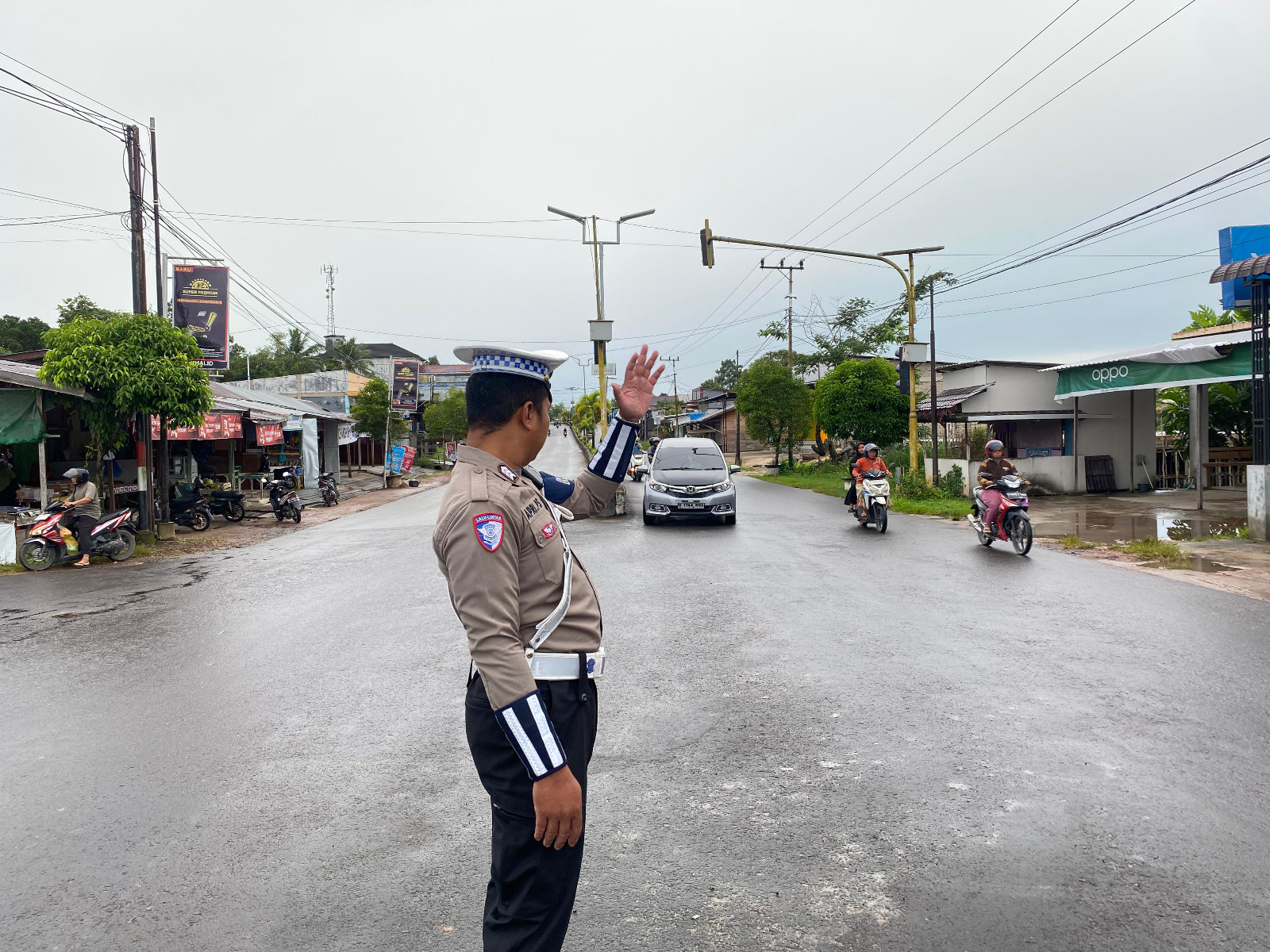 Satuan Lantas Polres lamandau Laksanakan Pengaturan Lalin Pada Pagi hari