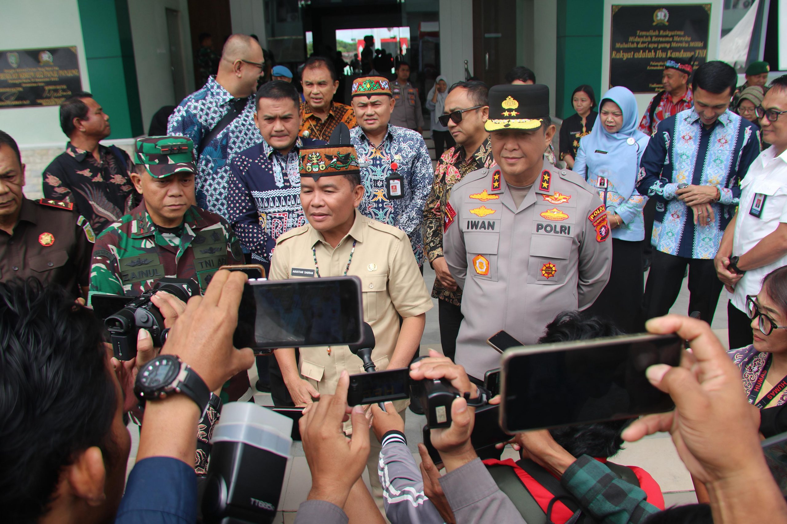 Perkuat Sinergi, Kapolda Kalteng Hadiri Bakti Sosial HUT ke-80 TNI Bersama Gubernur di Kodam XXII/Tambun Bungai