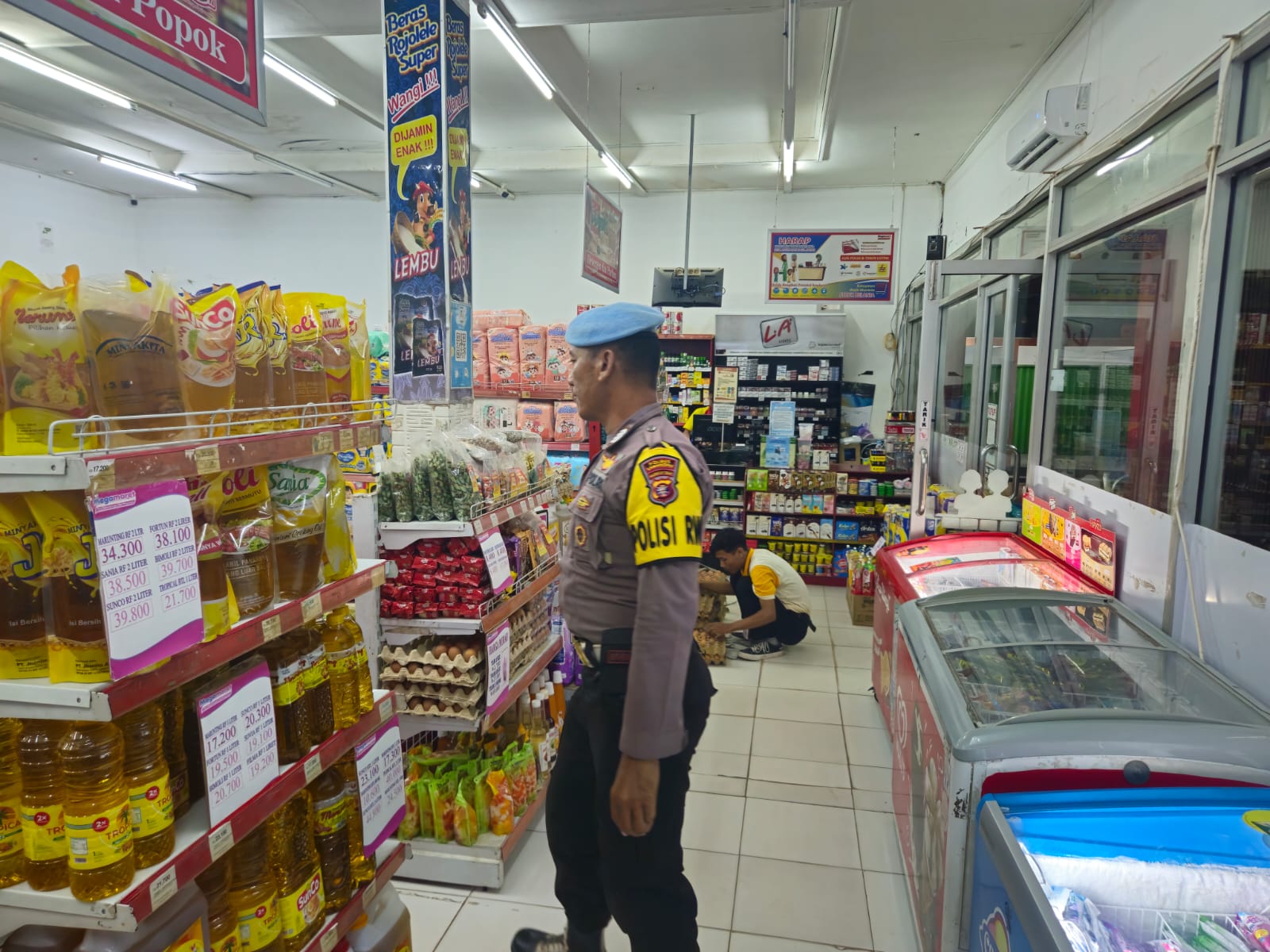 Piket Polsek Patroli kepertokoan diwilkum Polsek Sematu Jaya