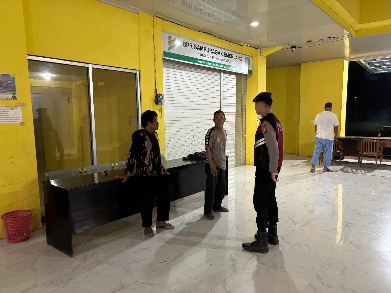 Piket Polsek Silaturahmi kepada Masyarakat yang sedang bekerja