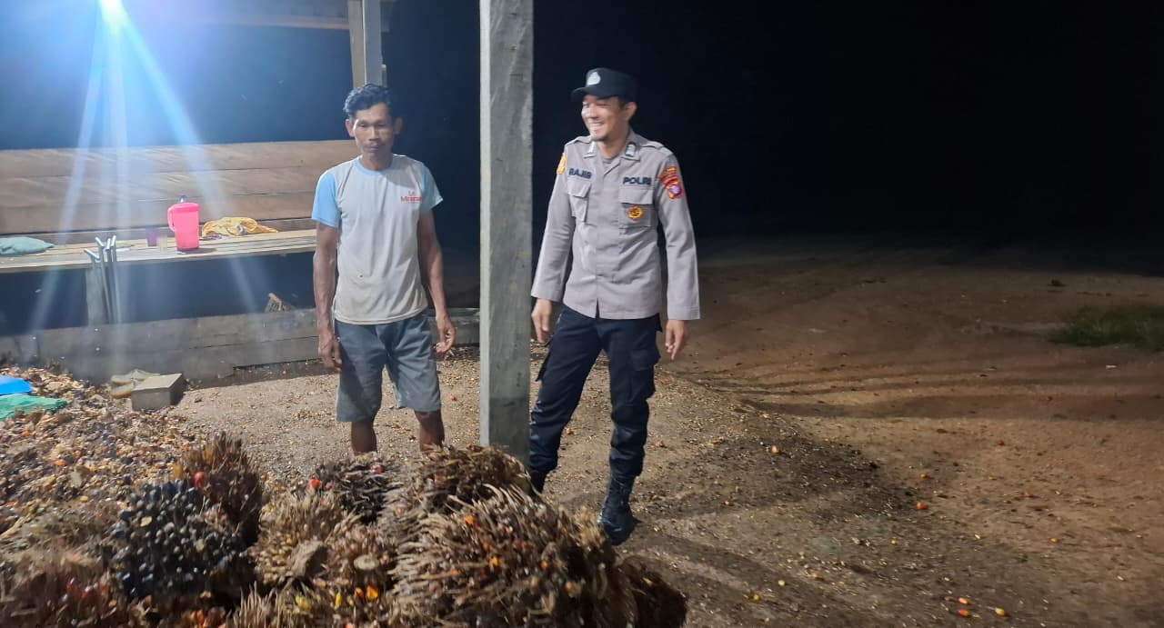 Piket Polsek Silaturahmi kepada Masyarakat yang sedang bekerja
