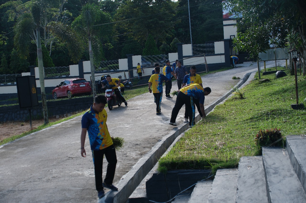 Polres Lamandau Gelar Jumat Bersih, Ciptakan Lingkungan Kerja yang Bersih, Sehat dan Nyaman