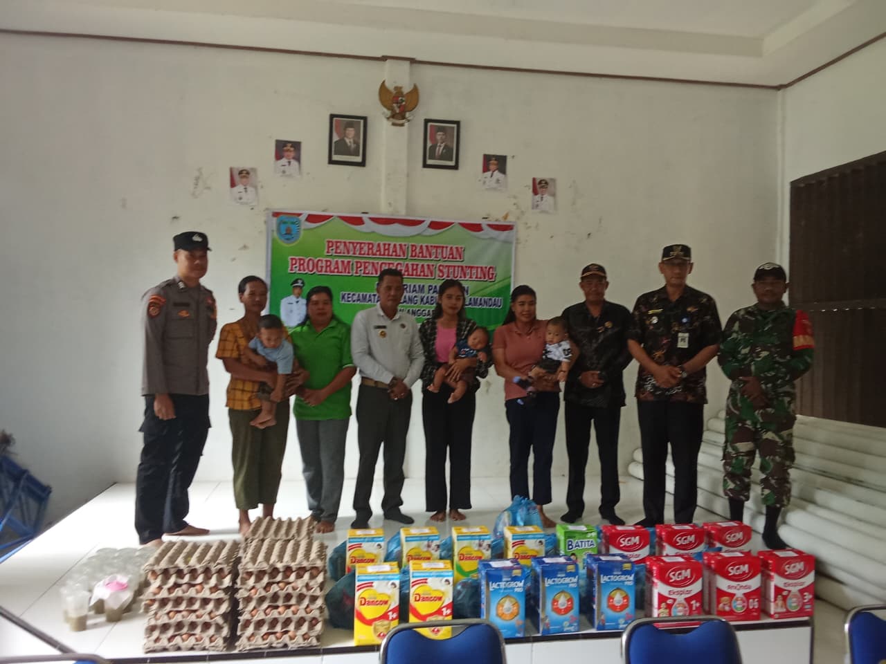 Bhabinkamtibmas Polsek Delang Dampingi Penyaluran Bantuan Pangan untuk Atasi Stunting