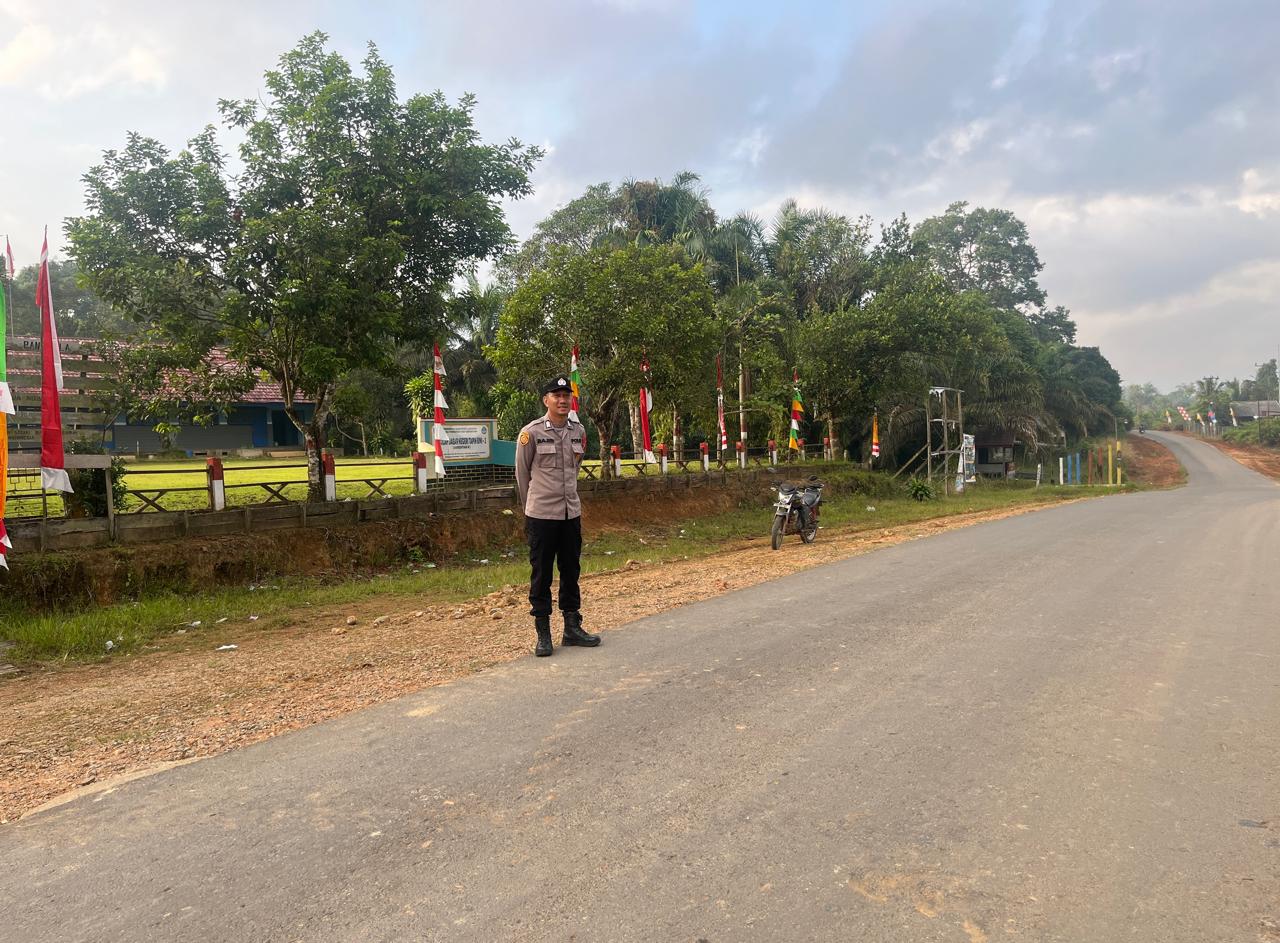 Anggota Polsek lamandau Pengaturan lalu lintas Jalan di Pagi hari