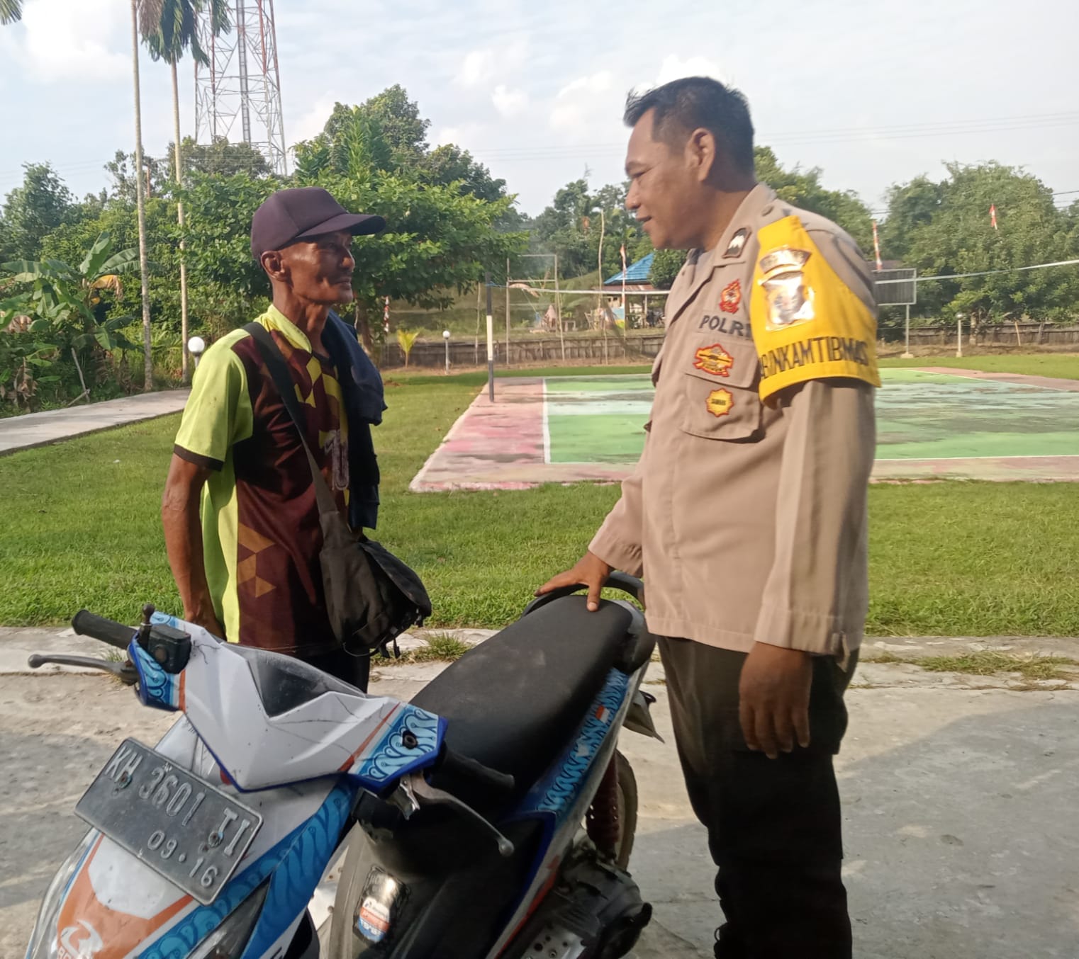 Bhabinkamtibmas Polsek Mendawai Melaksanakan Sambang Kamtibmas ke Rumah Warga Desa Kampung melayu.