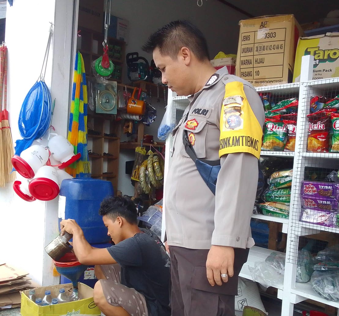 Bhabinkamtibmas Polsek Mendawai Melaksanakan Sambang Kamtibmas ke Warga Desa Tewang Kampung.