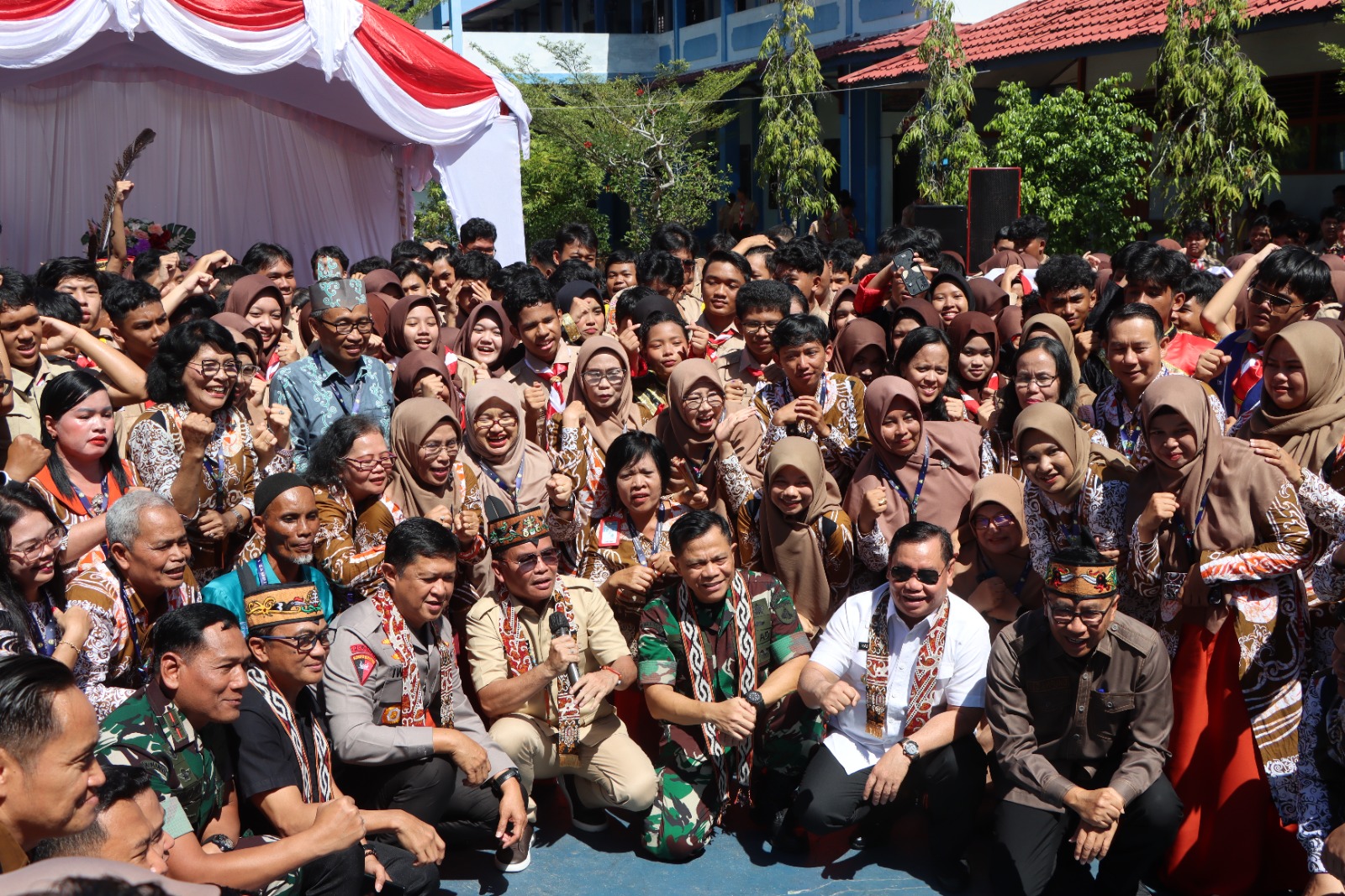 Kapolda Kalteng Dampingi Gubernur Kalteng Kunjungi SMAN 1 Sampit, Berikan Motivasi dan Dukungan kepada Siswa