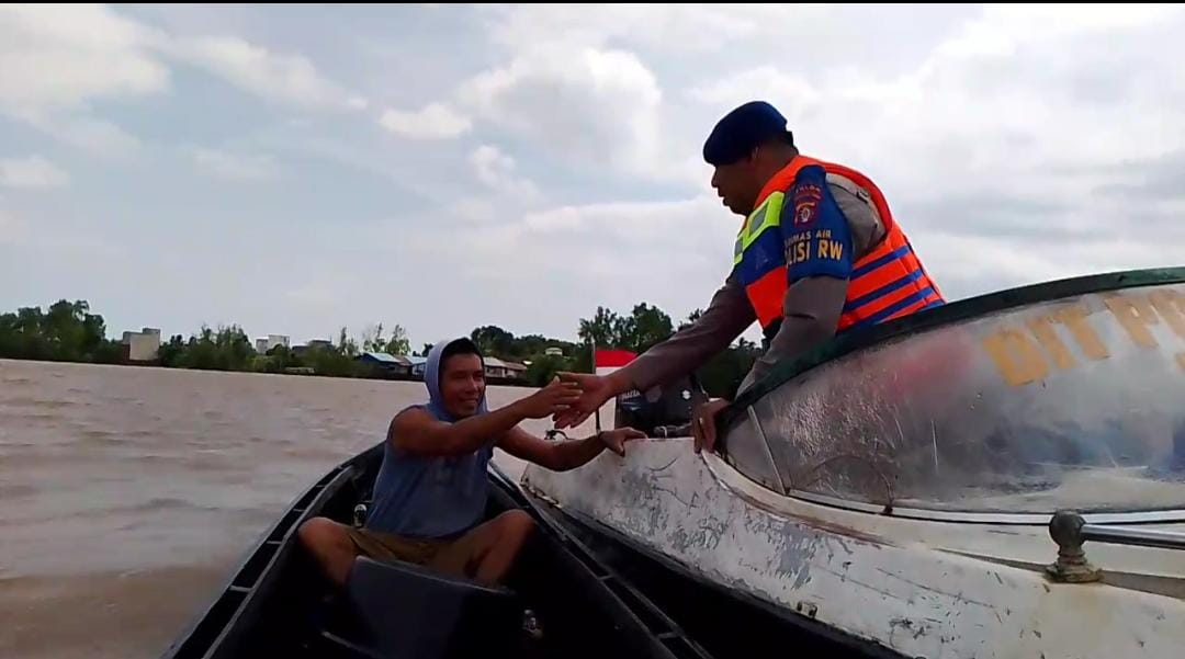 Perduli Masyarakat Pesisir, Ditpolarud Polda Kalteng Berikan Bansos Kepada Nelayan
