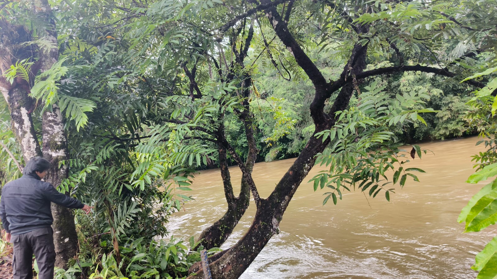 Piket Polsek Delang cek debit air DAS Delang