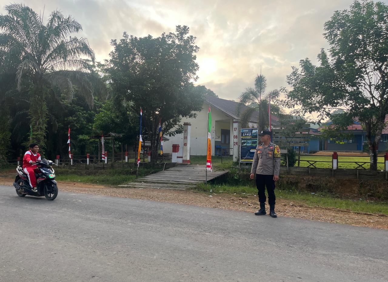 Anggota Polsek lamandau Pengaturan lalu lintas Jalan di Pagi hari