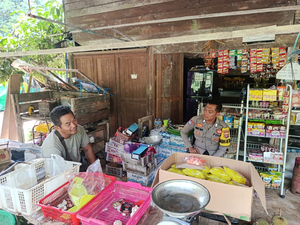 Piket Polsek Delang melaksanakan Silaturahmi ke warga masyarakat