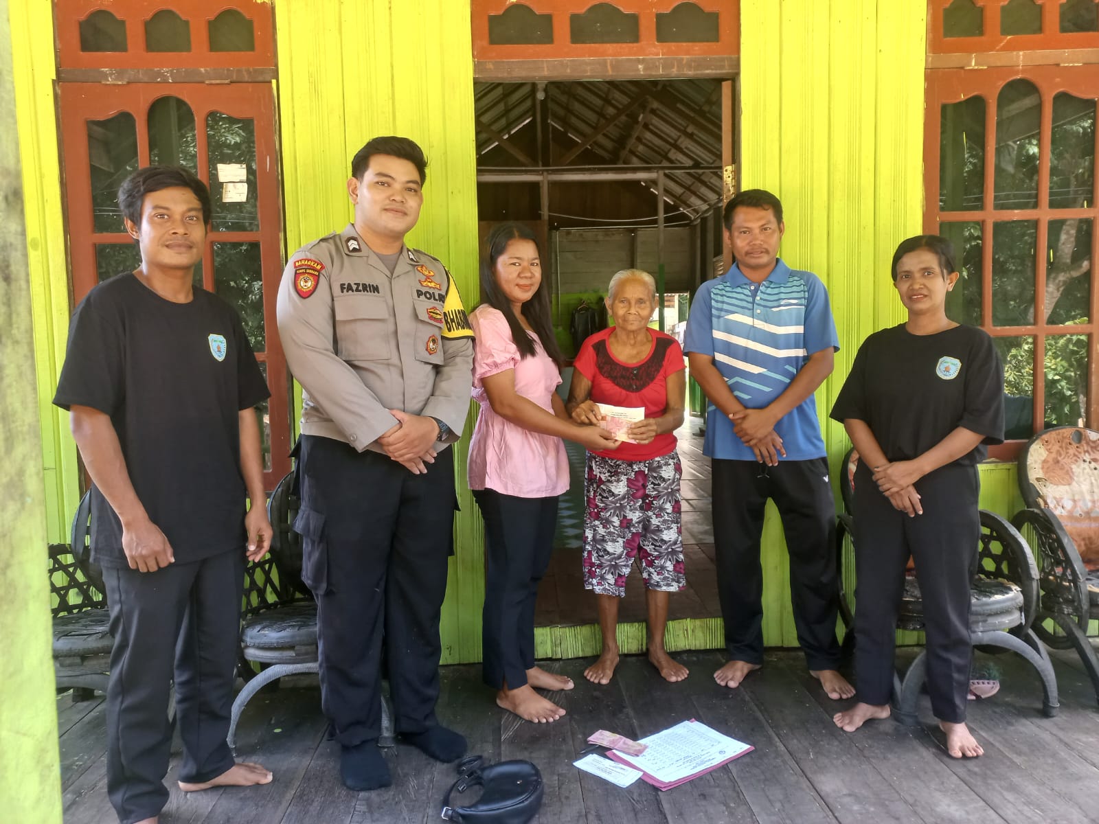 Wujud Kepedulian, Bhabinkamtibmas Dampingi Penyaluran BLT Dana Desa Di Wilayah Binaan