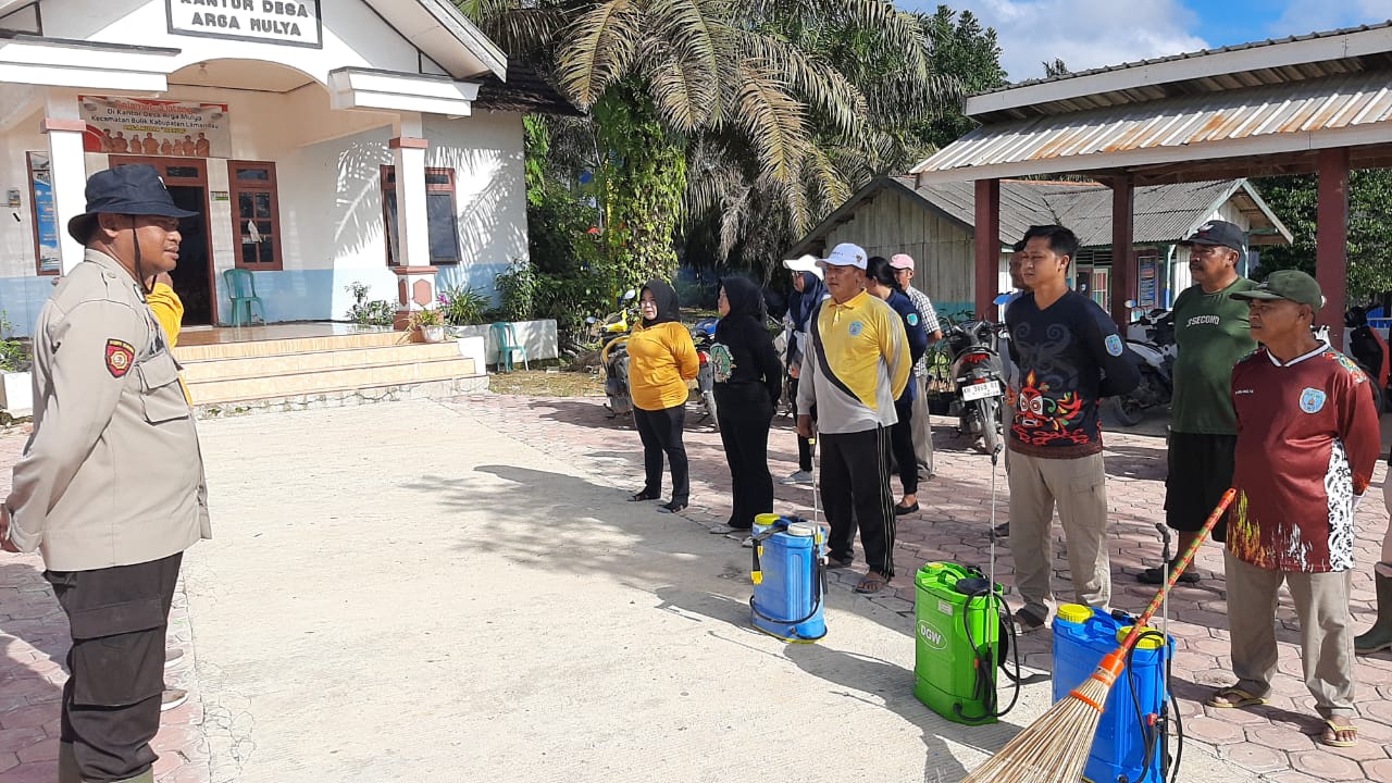 Bhabinkamtibmas Polsek Bulik membantu gotong royong